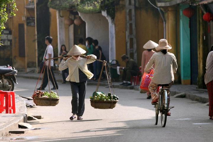 Trong một đoạn video diễn hài gần đây, Bi Béo- con trai của NSND, Cục trưởng